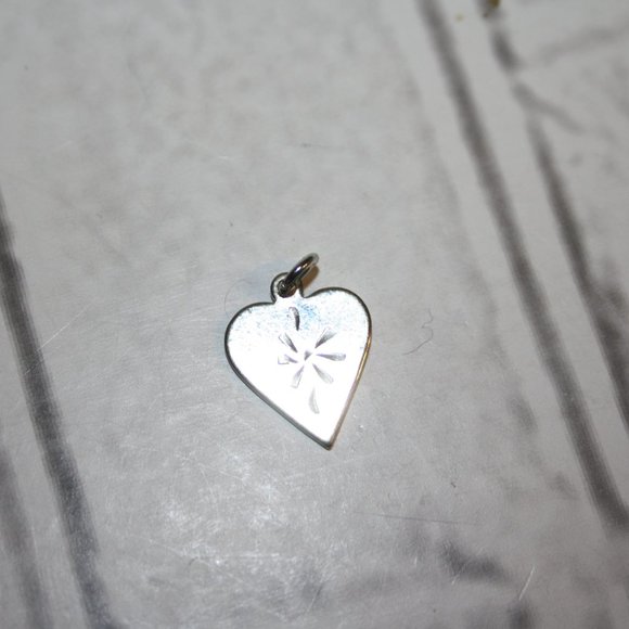 Vintage light gold heart charm/ pendant 5/8" - Picture 4 of 4